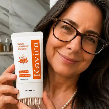 Femme tenant le Sérum Capillaire Kavira