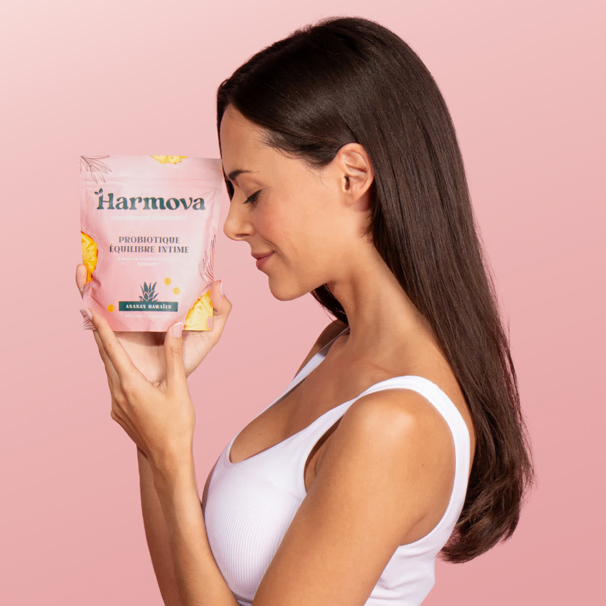 Femme tenant le sachet Harmova